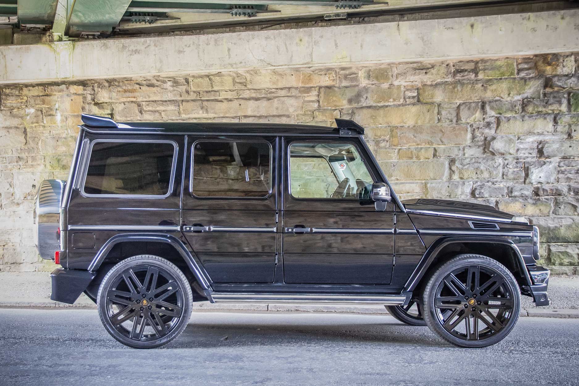 Side view of a Mercedes G Wagon W463 Gen 1 1990-2017. Shot inside a tunnel. Fitted with Barugzai EXEL 24” alloy wheels, in Gloss Black.