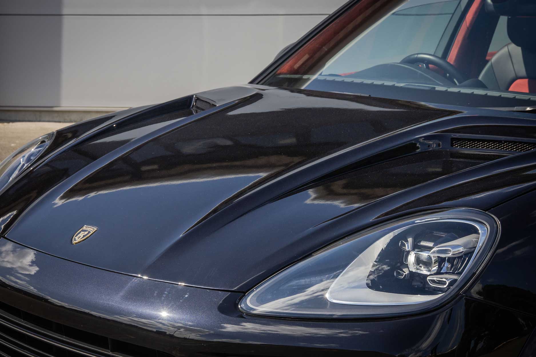 eleganza_cayenne_lusso_edition_bonnet_detail_portfolio_gallery_container_1875x1250