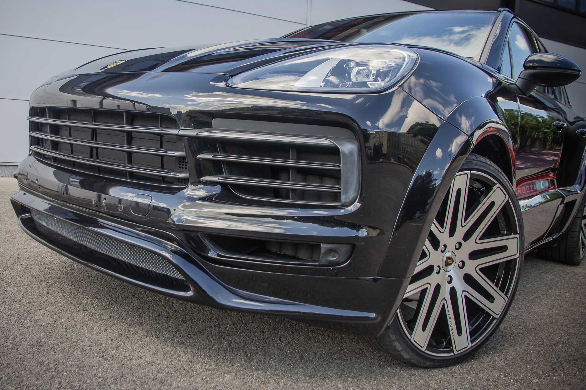 eleganza_cayenne_lusso_edition_front_quarter_detail_portfolio_gallery_container_1875x1250