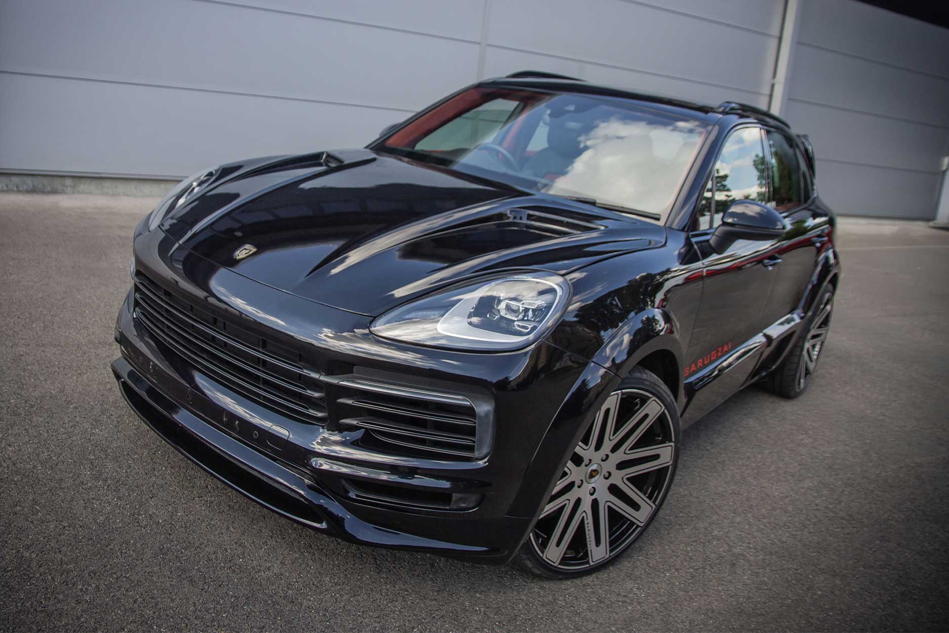 eleganza_cayenne_lusso_edition_front_quarter_top_angle_quarter_detail_portfolio_gallery_container_1875x1250