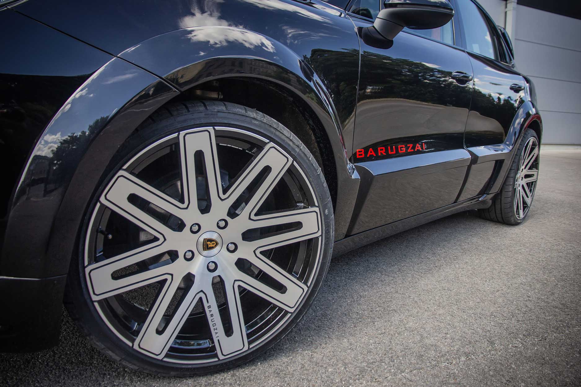 eleganza_cayenne_lusso_edition_front_quarter_wheel_detail_portfolio_gallery_container_1875x1250