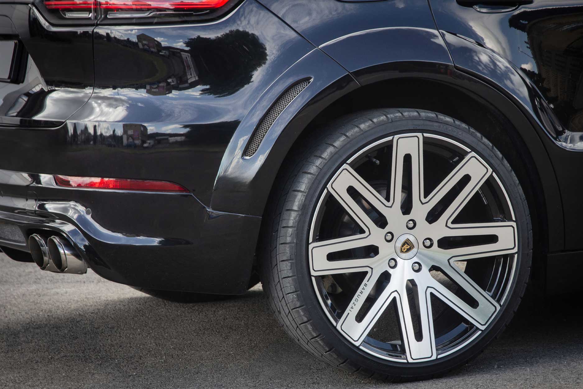 eleganza_cayenne_lusso_edition_rear_side_wheel_detail_portfolio_gallery_container_1875x1250